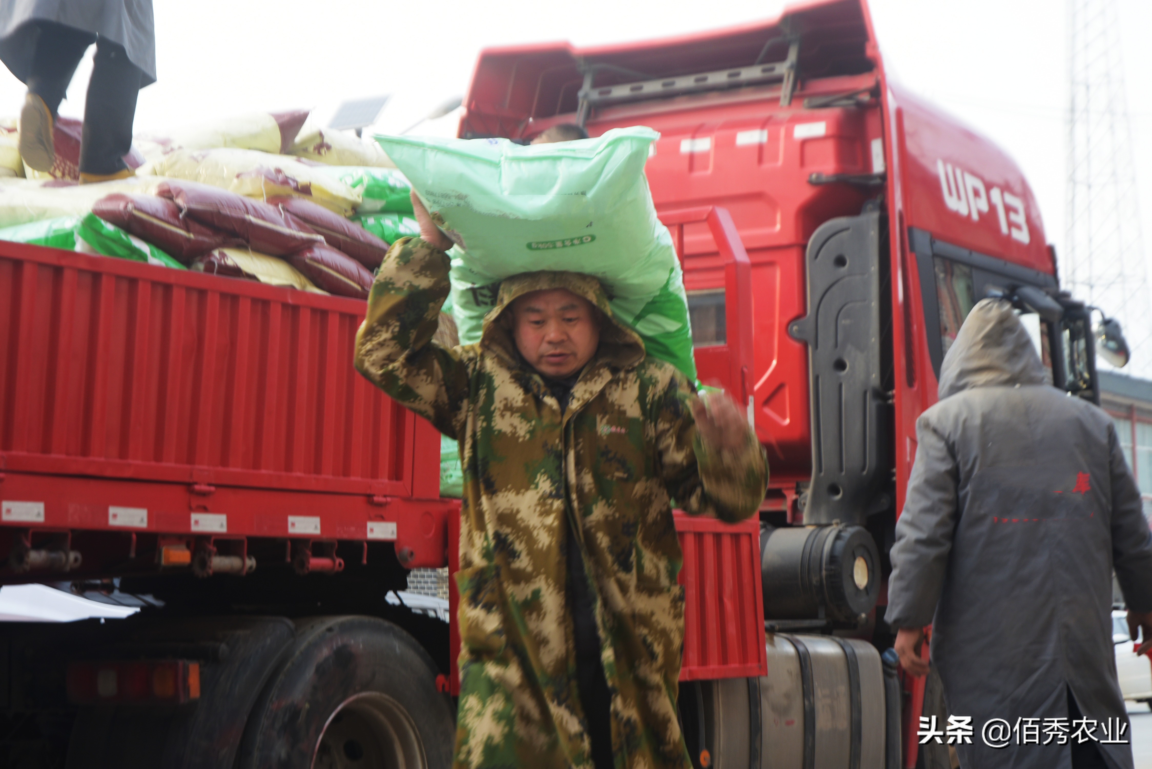 化肥从出厂到农户手中，每吨要加多少钱，农户如何买到便宜化肥