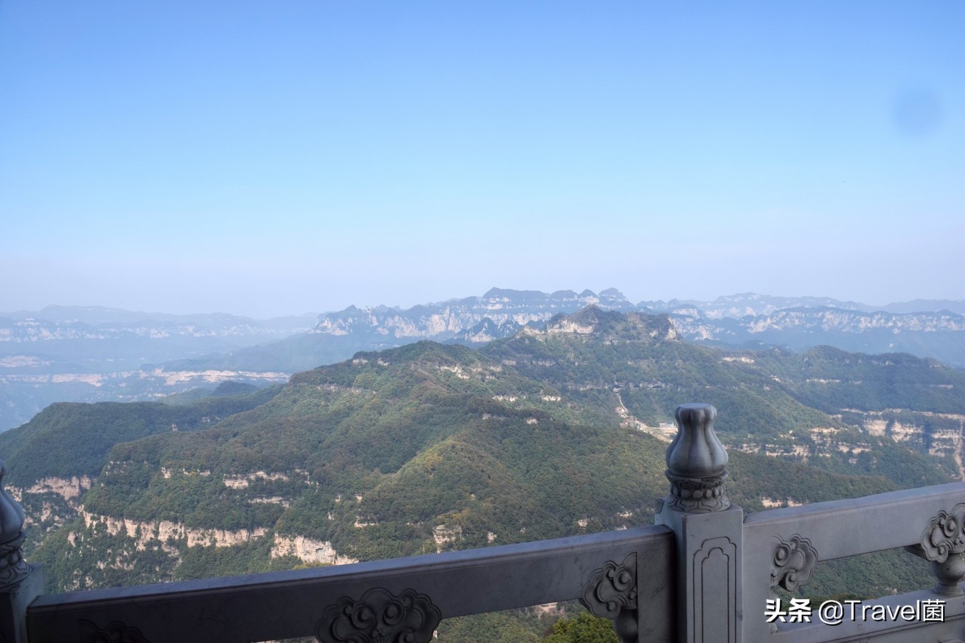 王屋山风景区位于河南省的济源市王屋镇,距源源市区约42公里.