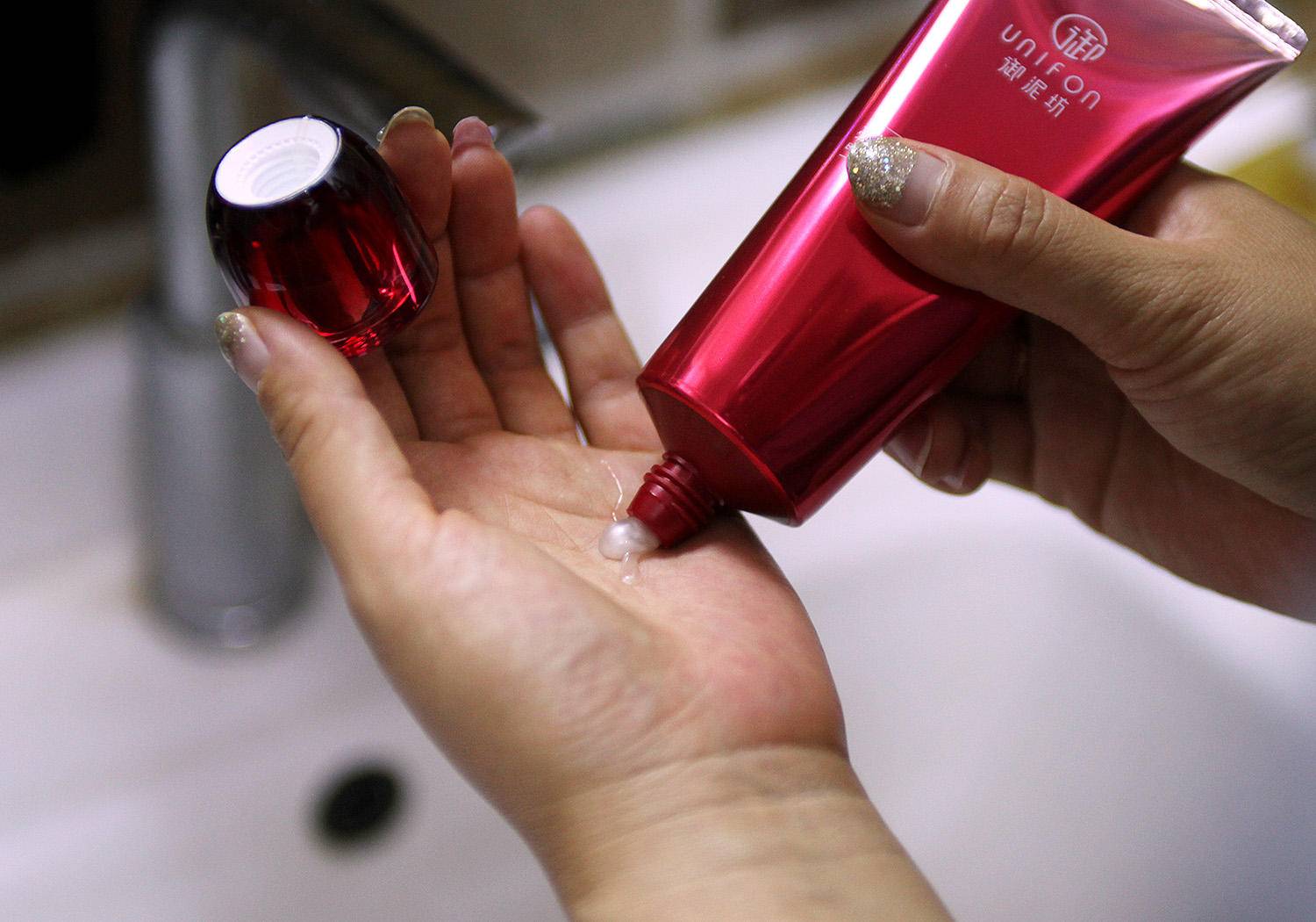 护肤美颜一盒全搞定，御泥坊小红瓶美白嫩肤四件套体验