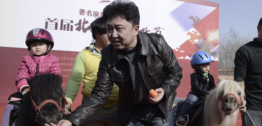 于谦和他的小矮马：郭德纲说于谦这一辈子真值了，是玩儿界的大咖
