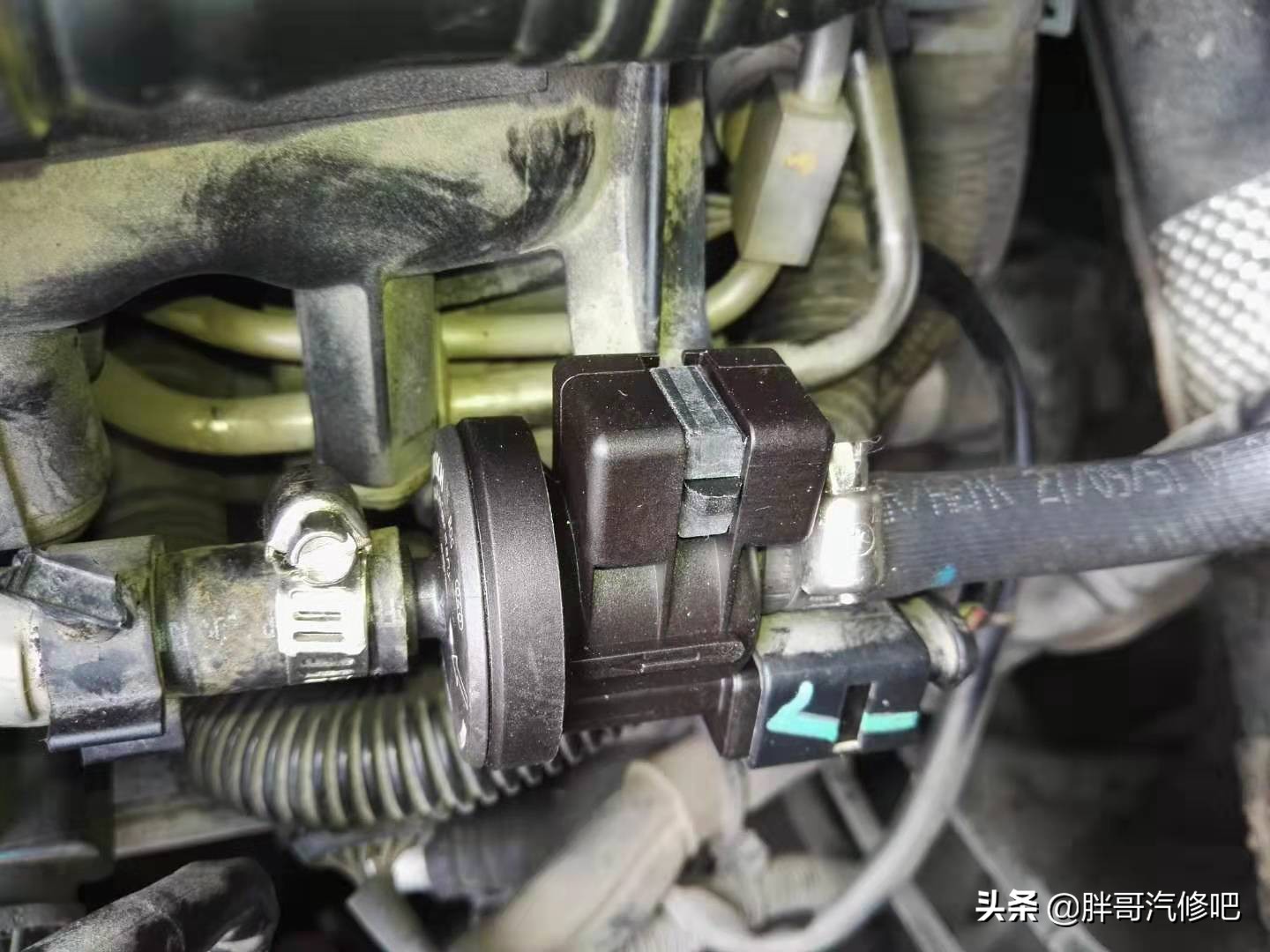 奥迪A6L发动机漏机油，刹车真空泵维修，热车启动困难更换电磁阀