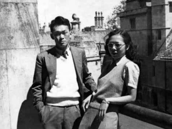 1946年秘密结婚，相伴63年妻去世，葬礼上李光耀两次吻别感动世人