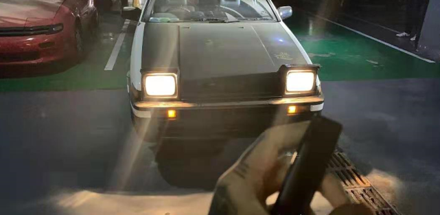 小伙从海外带回一辆丰田AE86，常年置于车库，经常有友来探访