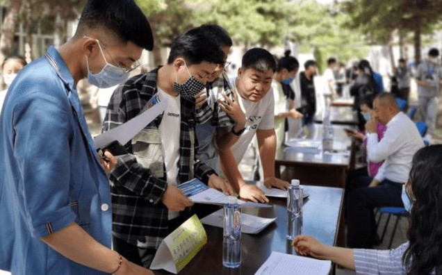 上海开始“抢人”了，4所985应届本科生直接落户，研究生也有优惠