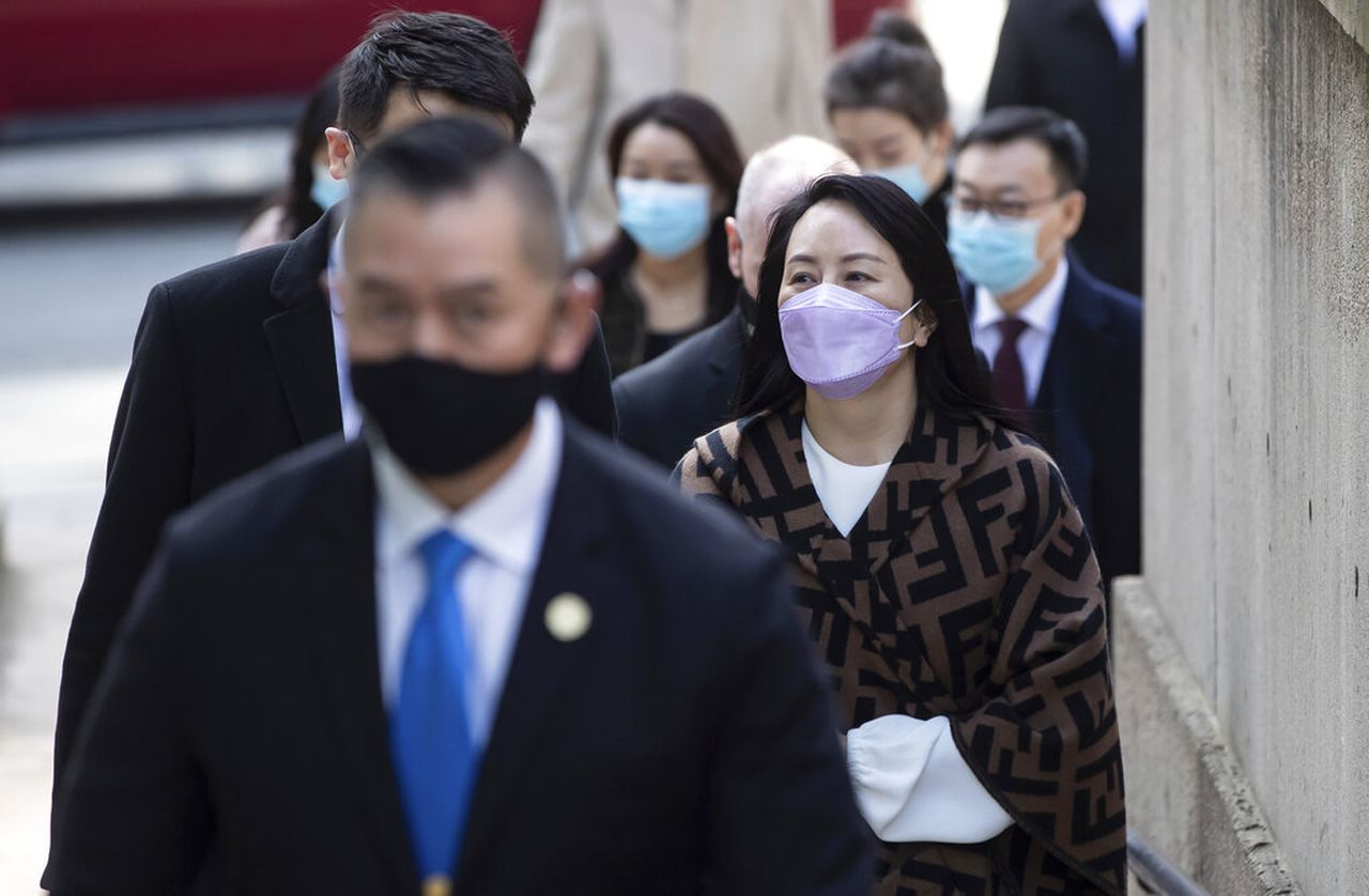 孟晚舟的“出庭造型”火了，显瘦又高级，职场穿搭标杆如何养成？
