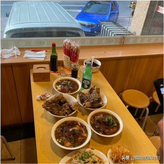 大连排名第一的拉面馆，8元一碗不够吃，大骨棒人手一个吃不够