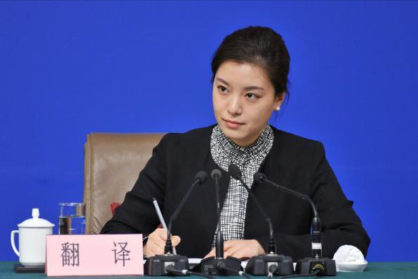 中国女翻译官燃爆了！中美交锋20分钟临场脱稿交传，太帅太牛