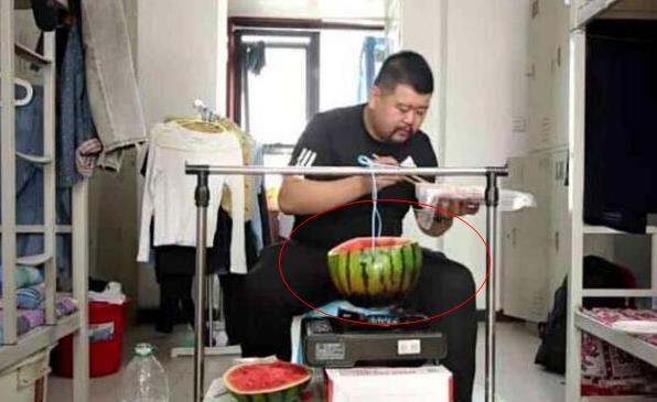 应届毕业生寝室现状，宿管阿姨看不下去了，你们也太能“凑合”了