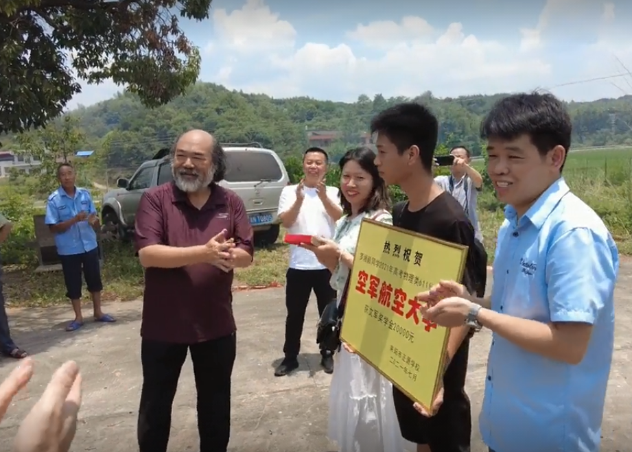 湖南男孩罗湘毅，611分报考军校被录取，喜报传来，父母笑容灿烂