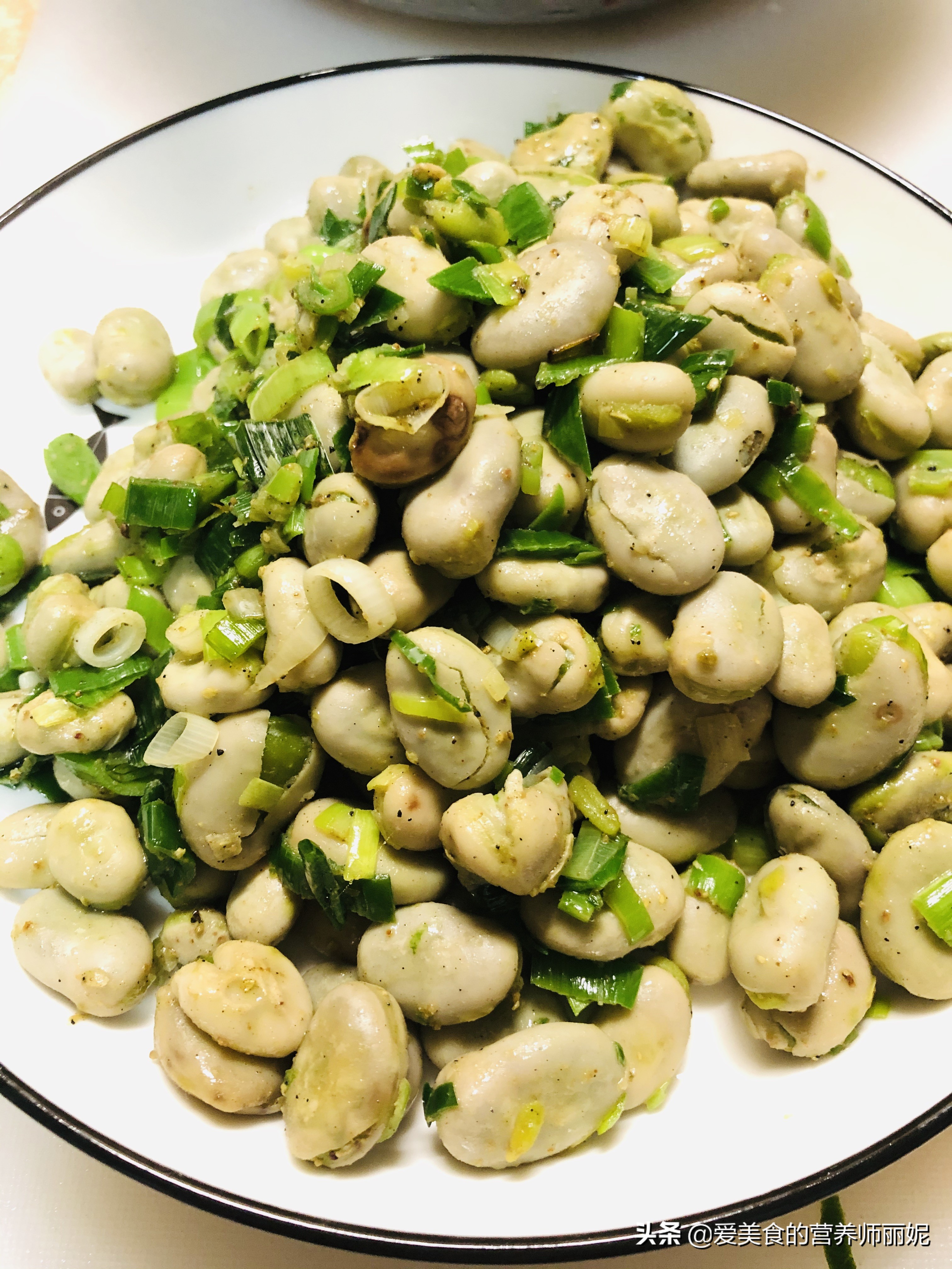 1把嫩胡豆,3根蒜苗,经典家常炒菜,新手易学,吃出春天田园味道