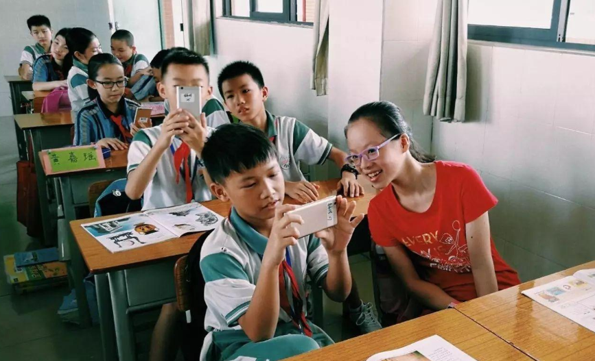 班主任上课突击检查，学生上演“花式”藏手机，学霸才是隐藏高手