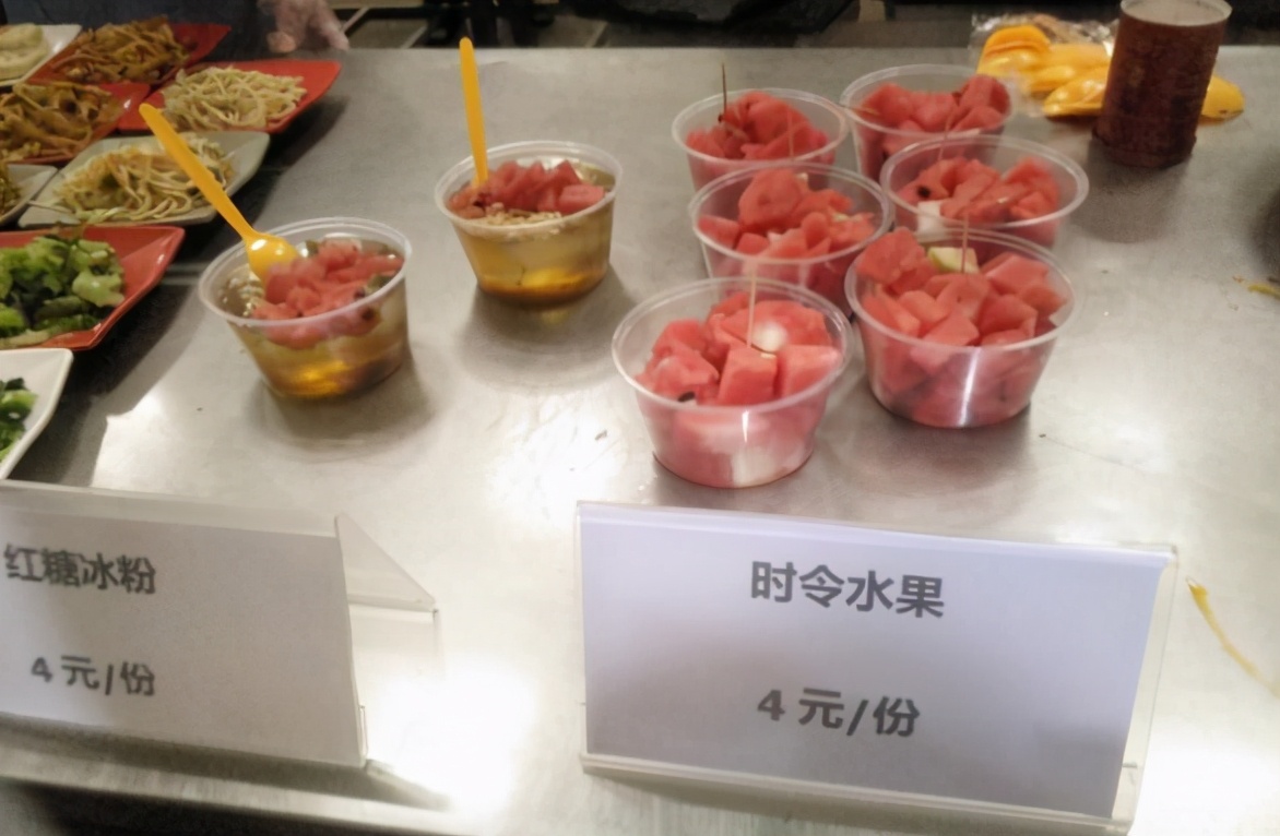 四川大学的伙食惹人羡，看完忍不住流口水，不少学生后悔没考川大