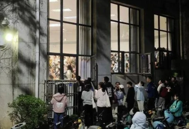 武汉大学“恋爱心理学”火爆，学生爬窗听课，网友：对学习的渴望
