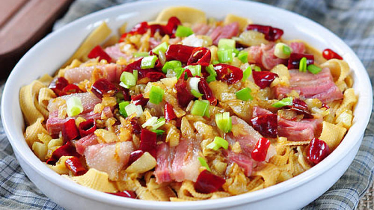 咸肉蒸百叶的家常做法味道鲜香浓郁的咸肉蒸百叶这样做