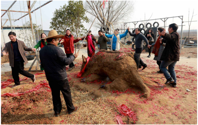 火把节是什么民族的(一年最热的盛夏，彝族为啥要“玩火”？揭秘彝族火把节的文化密码)