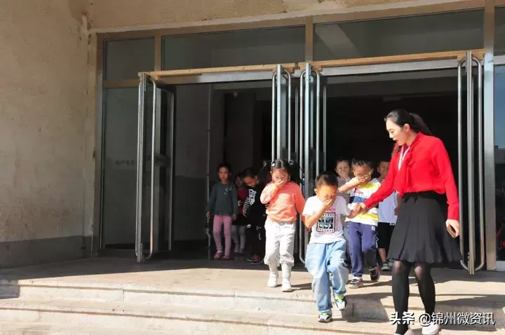 锦州市实验学校德胜、学苑两校区6000余师生参加安全疏散演练