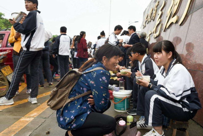 高中生在校门口“蹲着”吃饭，家长一旁观看，是溺爱还是关爱？