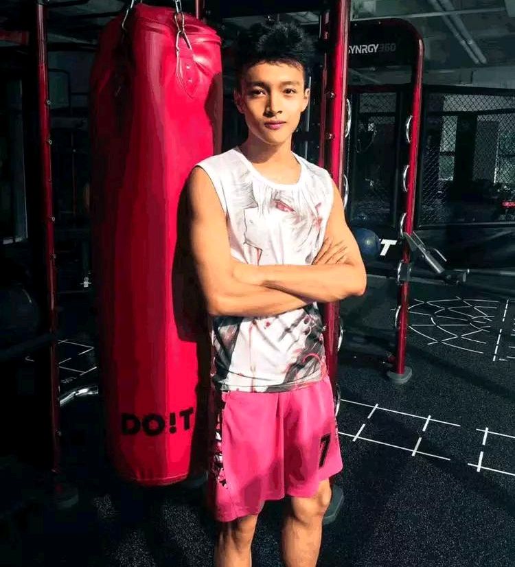 颜值学霸向远方，喜欢健身和打球，却以696分考上清华