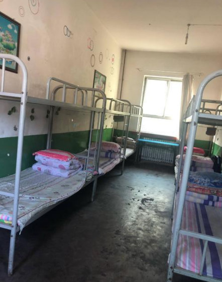 985高校宿舍惨遭嫌弃，新生表示好像“贫民窟”，看后想回去复读