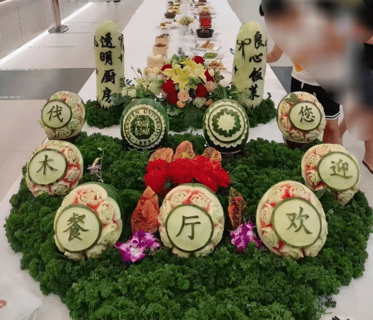 深圳大学食堂走红，整体风格阴森恐怖，学生直言吃饭像是在渡劫