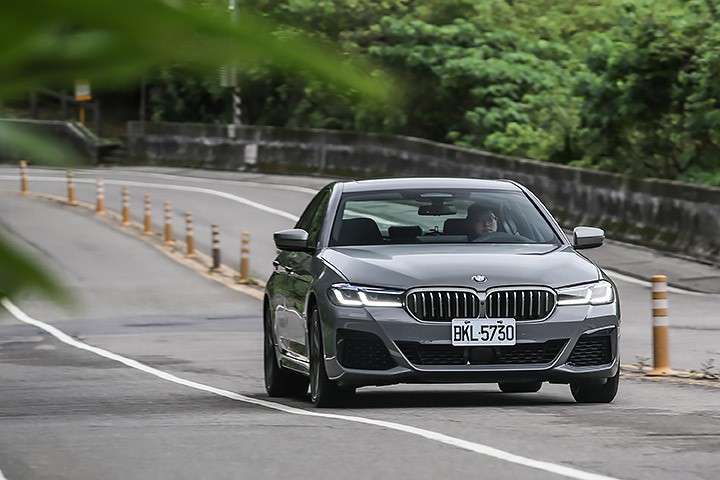 M5最害怕的亲兄弟？试驾宝马M550i xDrive