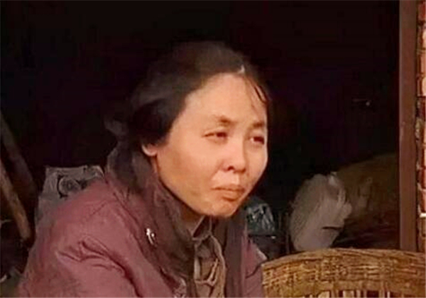 单身汉为娶妻，花120元买下被拐女大学生，两人和牲畜一起住17年