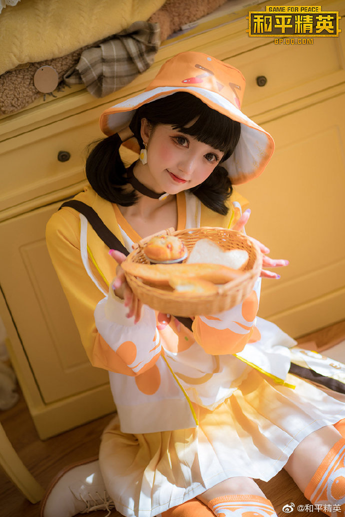 和平精英:真人cos小黄鸭pk软嫩糖心蛋,小姐姐的颜值你爱了吗?