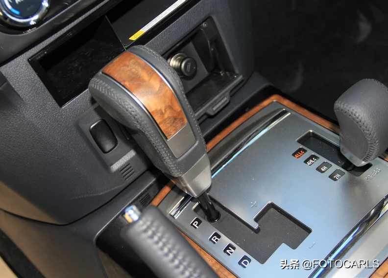 进口三菱帕杰罗3.0L V6实拍，35万起优惠还大，却干不过普拉多？