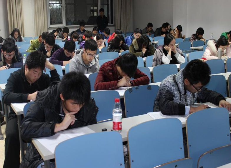 为什么大一新生要上晚自习，大二却不用，学姐：其实是为了这些