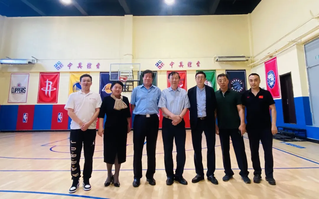 原中国奥委会主席、国家体育总局局长袁伟民同志到辽阳中奥健身大厦莅临指导