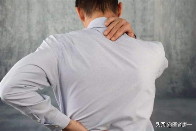 后背肩胛骨痛，背部筋膜炎怎么办？