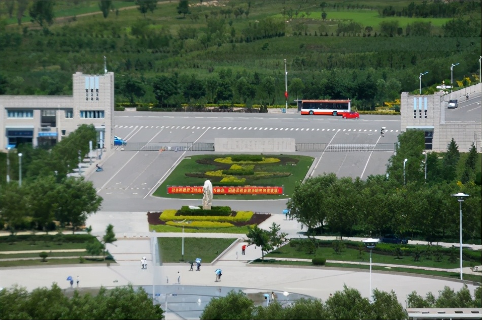 2所师范大学在二本招生，二本生也能当老师，缺点是位置有点远