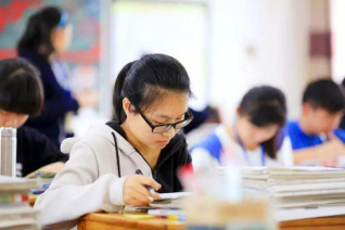 2021年高考分数线公布，文理相差100分，文科生：想上本科太难了