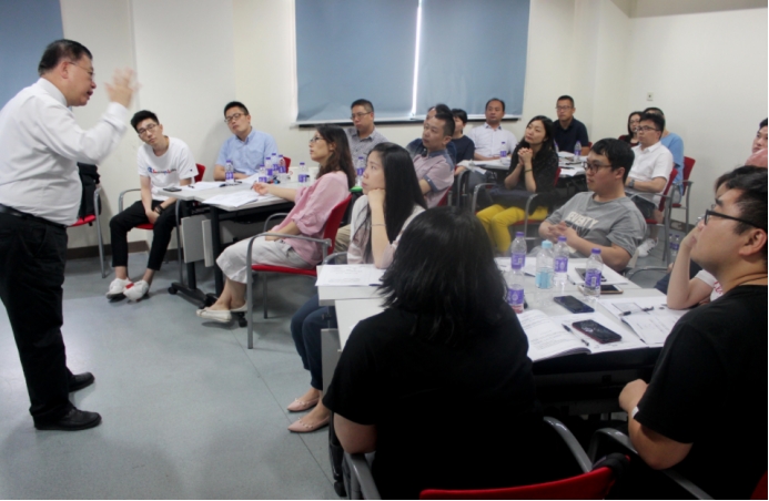 老师不像老师，学生不像学生！现在的学校更像是一个培训班