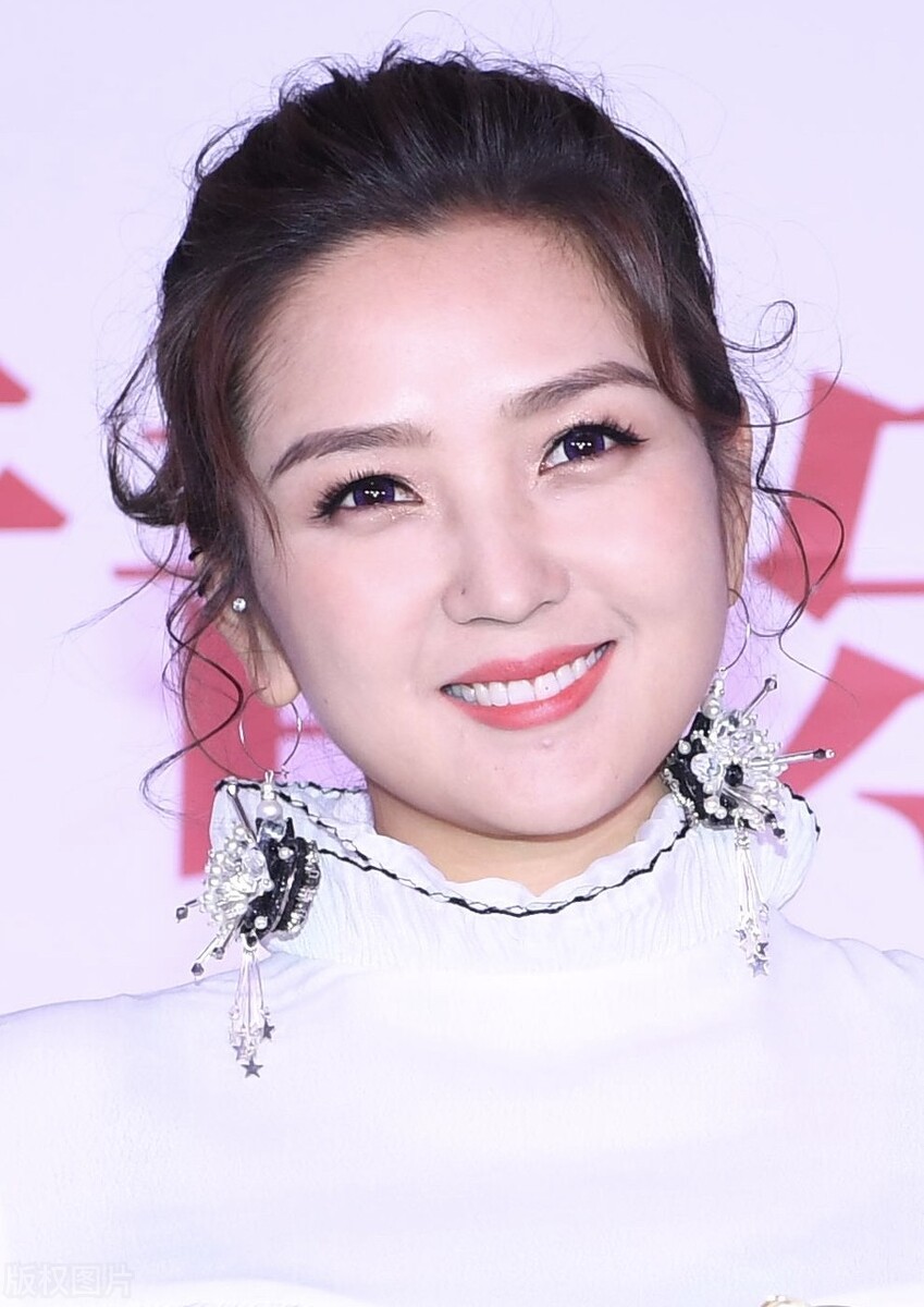 超女何洁的劲爆情史,和释小龙分手后高调嫁人,与前夫互爆黑料