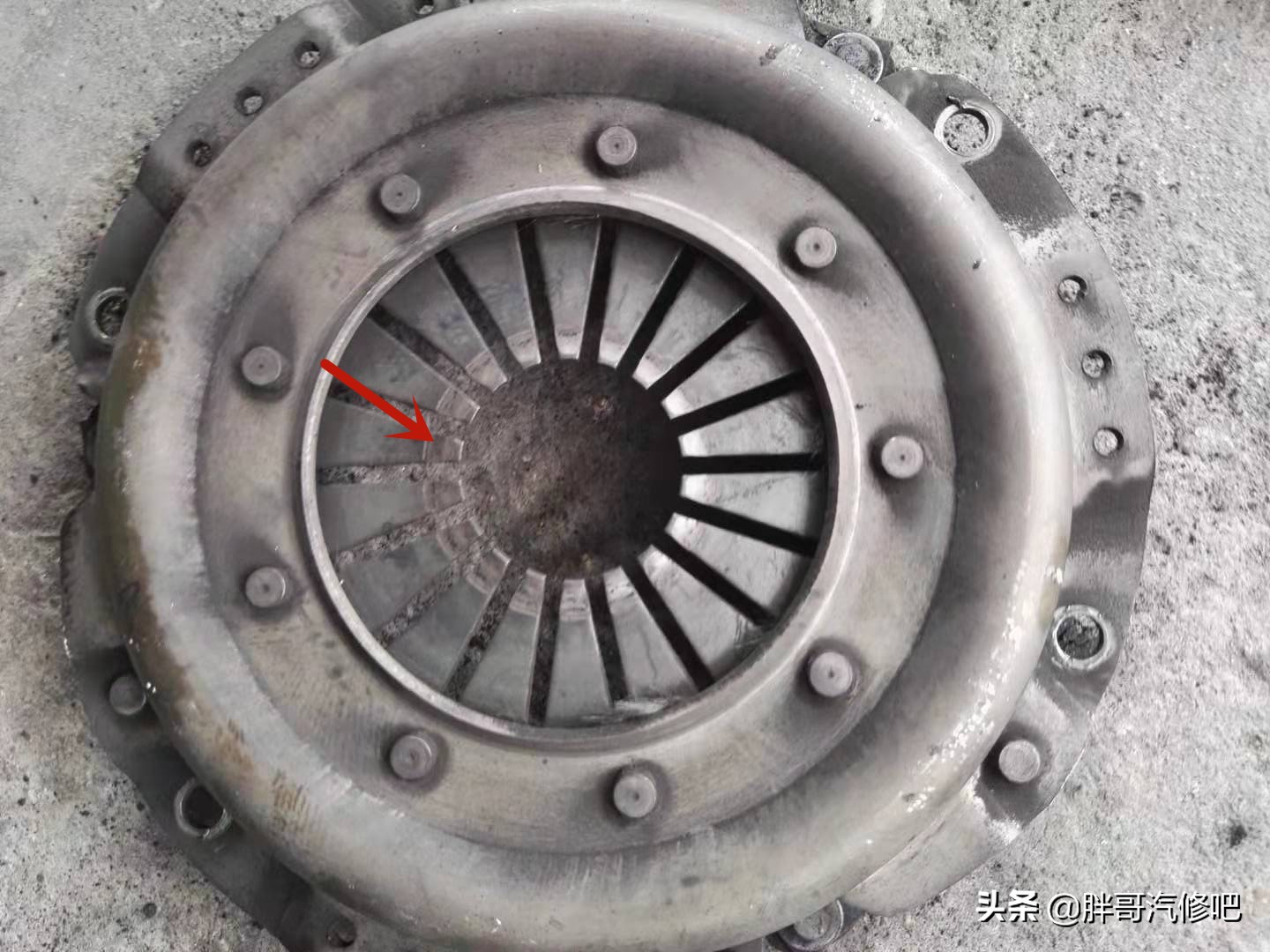 五菱之光挂档不走，胖哥以为换挡拉线脱落，原来是摩擦片报废了