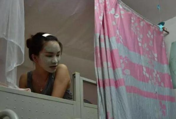 四川一高校女寝走红，6人建3个群，网友：等熟了后要开撕的节奏