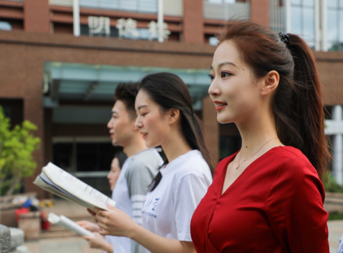 中国传媒大学校花冯琳，实习无缘央视，网友对她评价“两极分化”