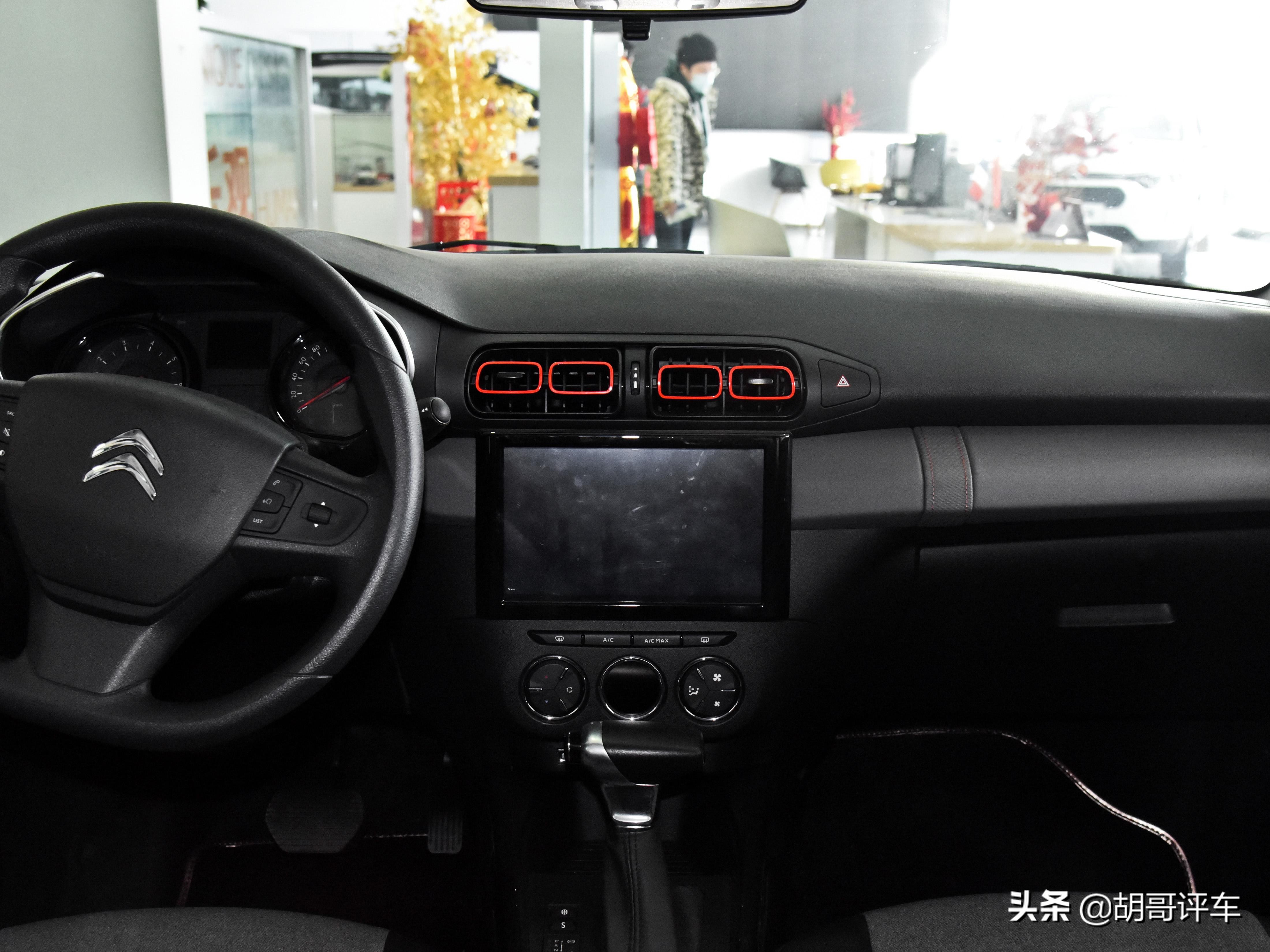 10万出头的合资SUV，外观好看空间不小油耗5.1L，实拍雪铁龙C3-XR