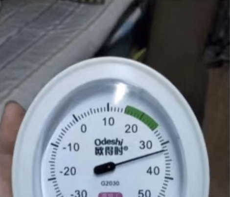 哈工大宿舍挥汗如雨，众多学生行政楼前打地铺，学校被吐槽上热搜