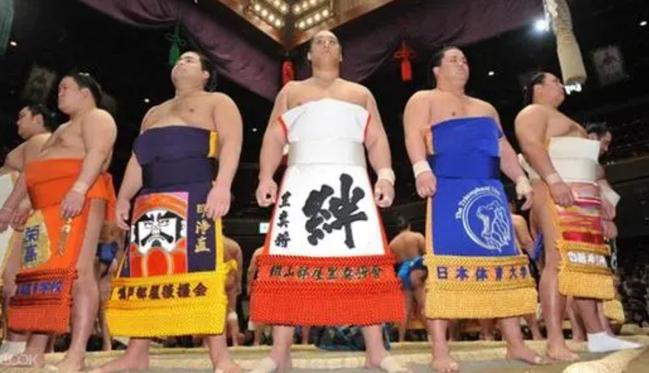 相扑选手也是有相应的等级的,最高等级是横纲,在日本数量极少,地位