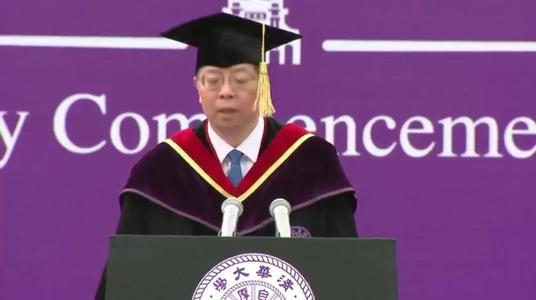 高考713分的状元，出成绩时还在工地搬砖，被清华校长点名表扬