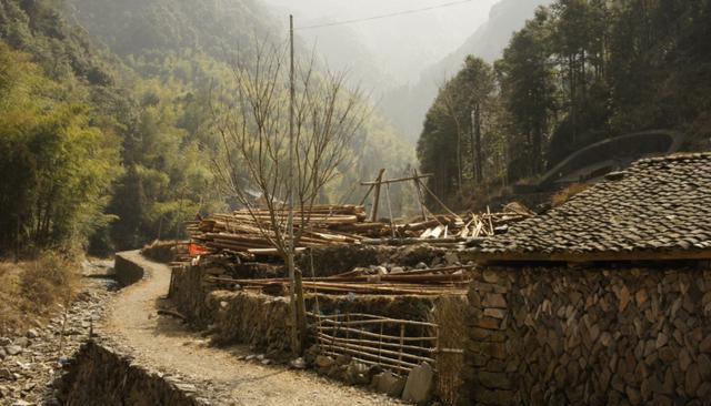 中国一山村，村民一直姓“东西南北”，“东”是最大一支皇族后裔