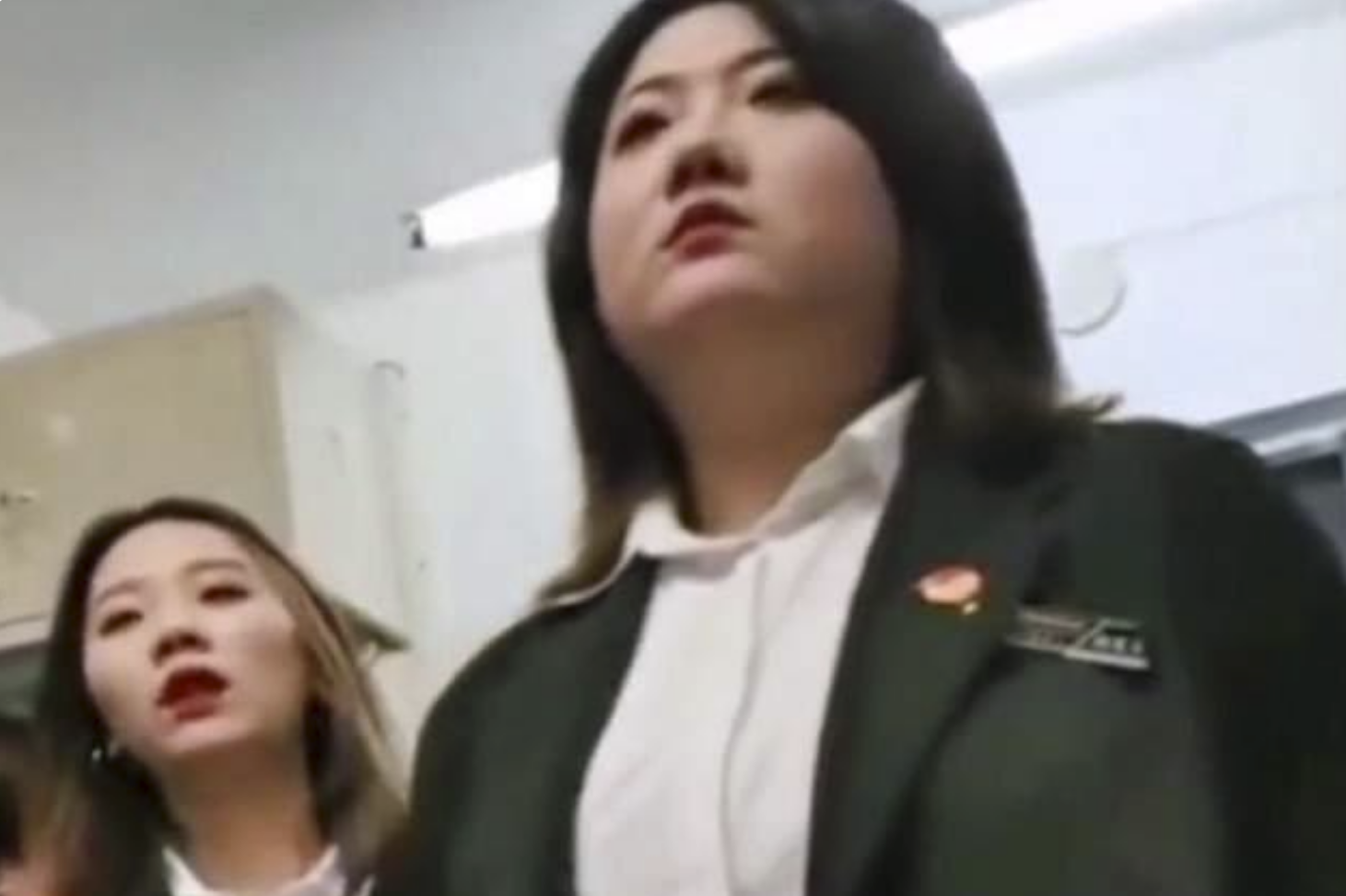 “查寝姐”张美玉被爆居家抑郁，她到底错哪了？该追根溯源