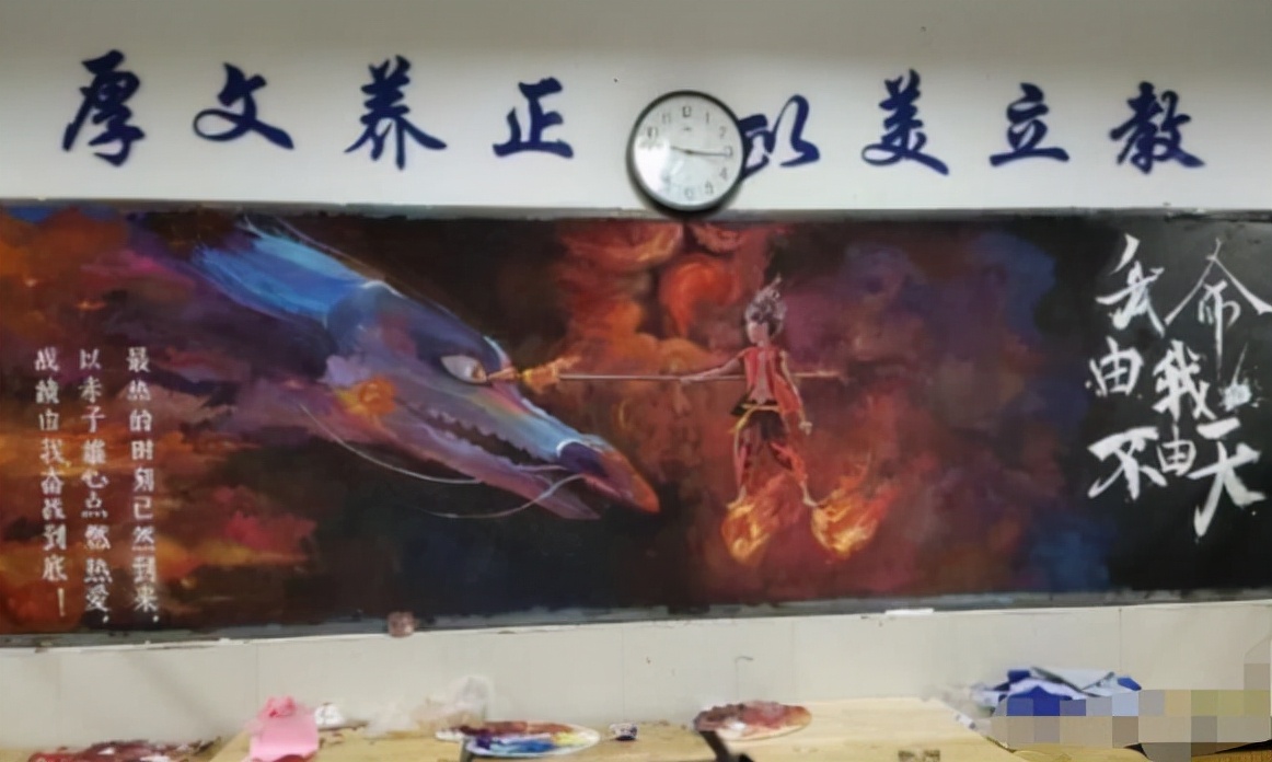 高中生“黑板报”走红，班主任看后舍不得擦，校长也跑过来欣赏
