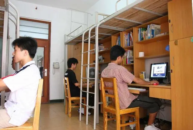 大学宿舍的5种规格，单人间规格高，配置好，你的宿舍属于哪种？