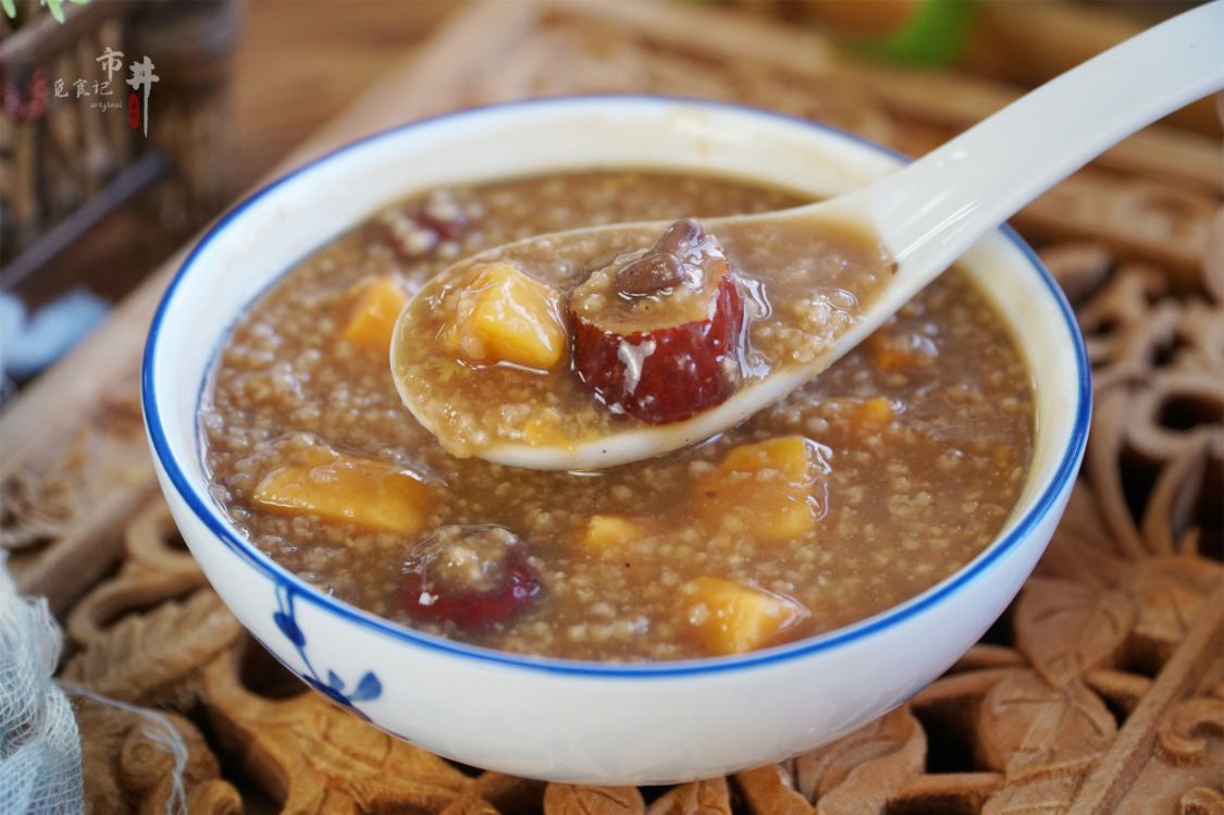 大冷天，聪明人常用“3红1黄”煮粥，坚持早餐喝一碗，暖和过寒冬