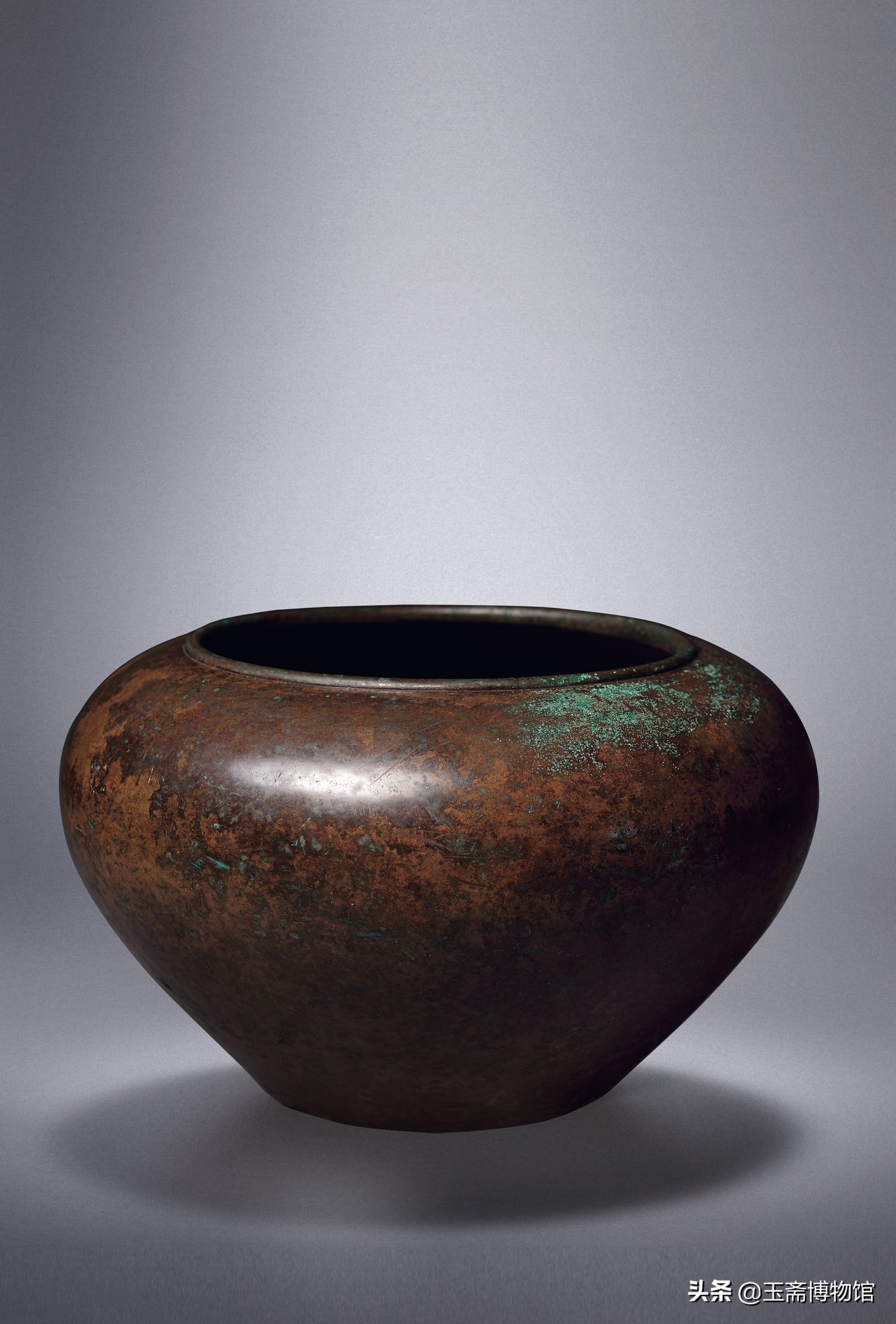 皇帝开冶铸炉时,当时黄铜稀有,光辉如黄金,天然黄铜被称为"风磨铜"