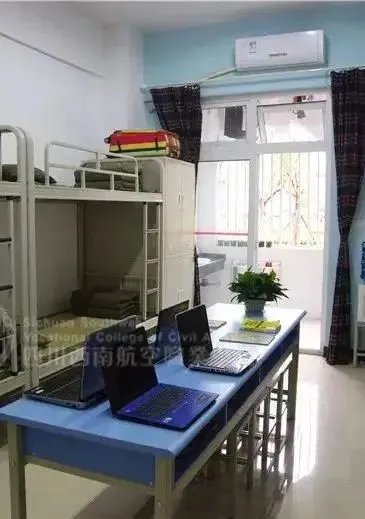 这座童话古堡是四川最美大学，未来中国机长的摇篮