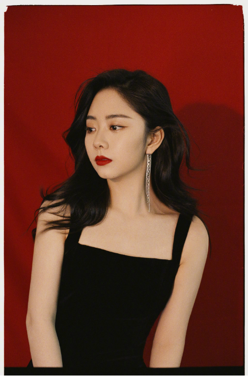 谭松韵摆脱学生妹形象,波浪卷发风情万种,明艳大美女太诱人